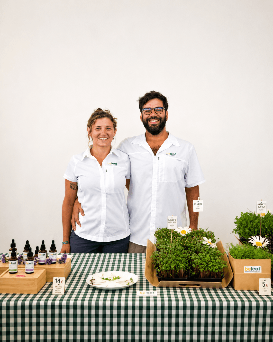 Retrato de Santi e Inés com microgreens Beleaf